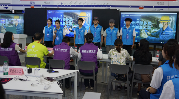 学生团队针对“列车走行部检修工装创新”项目小组展示答辩.png 学生团队针对“列车走行部检修工装创新”项目小组展示答辩.png
